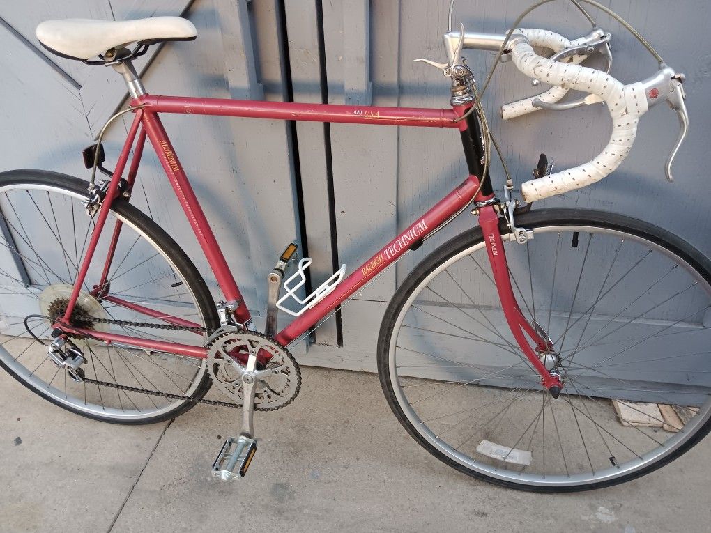 59cm. Road Bike. RALEIGH TECHNIUM