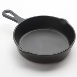American Metalcraft MFP41 7 oz. Black Round Faux Cast Iron Melamine Fry Pan Server