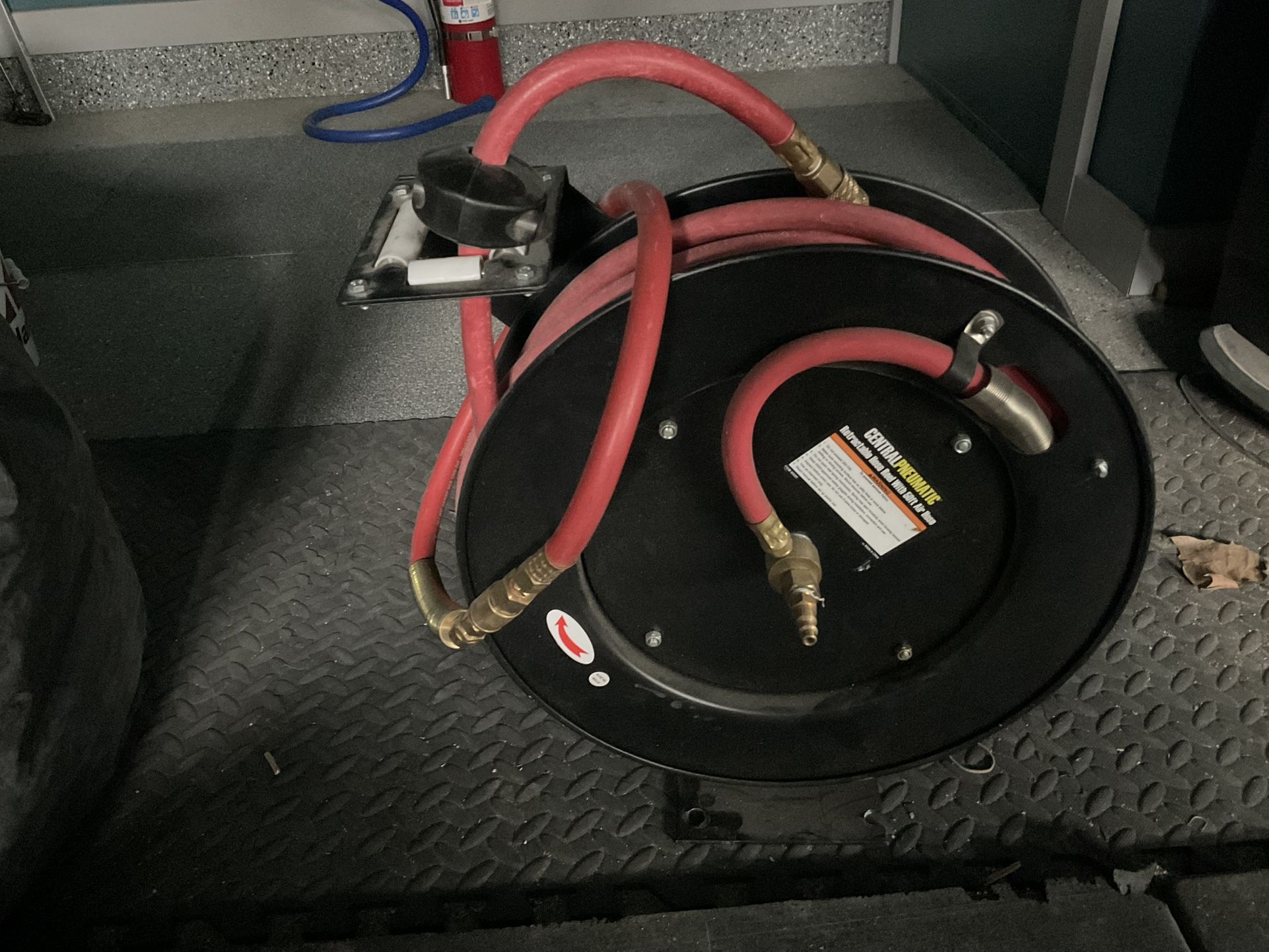 CENTRAL PNEUMATIC RETRACTABLE HOSE REEL WITH HOSE