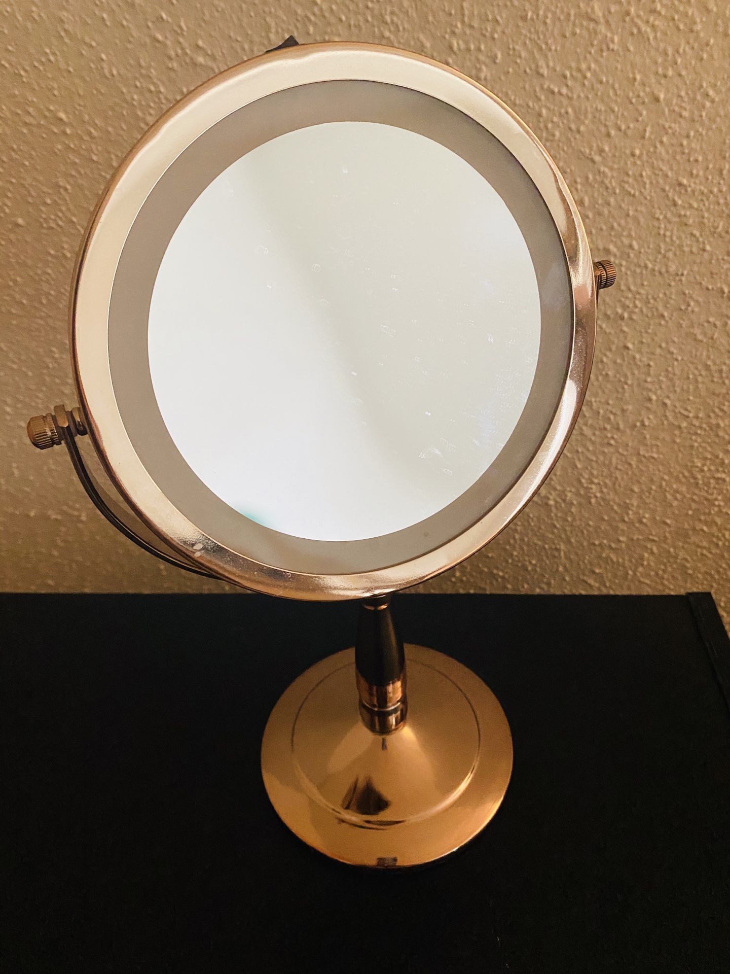 Double sided battery powered vanity makeup mirror
