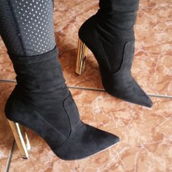 Cute Black Booties 8.5 With Gold Heel /Botines Negros Con Tacón Dorado 8.5