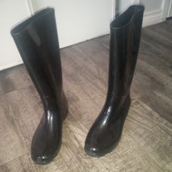 Only $10.. Rain Boots 🥰...In GREAT CONDITION... FIRST COME FIRST SERVED 😃