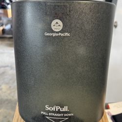 Center Pull Dispenser With 2 Keys 