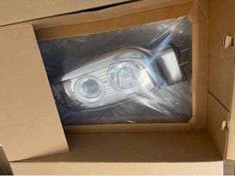 Genuine Paccar OEM Right (passenger side) Headlamp Assembly For Peterbilt