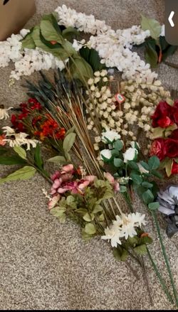LOT OF MICHAELS FLORALS AND DECOR