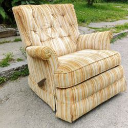 Attractive Vintage Recliner Armchair - Comfy!

