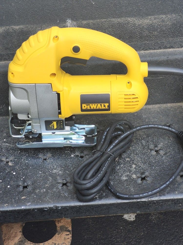 5.5 Amp Corded Variable Speed Jig Saw Kit with Bag