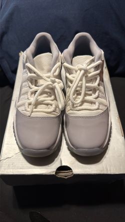 Jordan 11’s retro Low cement Grey SIZE 7Y