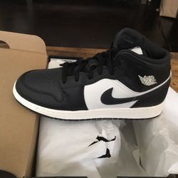 New Kid’s Air Jordan 1 Mid size 7Y/8.5W