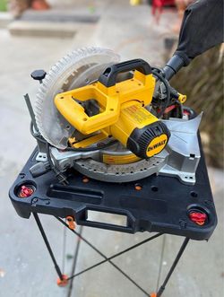 DeWalt DWS713 10" Single-Bevel Compound Miter Saw on Worx WX066 Sidekick folding work table
