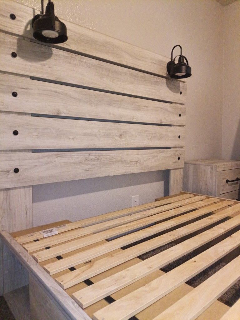 Queen 👑 Bedroom Set Good Condition. No Scratches. Moving Sale