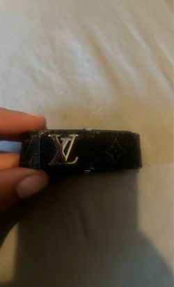 Bracelet comes with box and bag