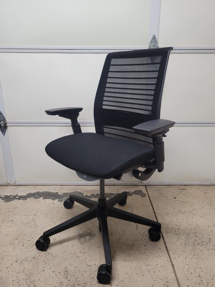 ALMOST NEW Steelcase Think V2 3D Mesh Ergonomic Computer Desk Office