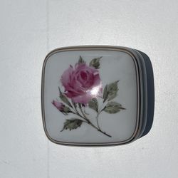 Porcelain "Happy Holidays" Vintage Avon Music Box 1987 Collectable Trinket  Box