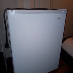Mini.  Refrigerador En Buenas Condiciones $50