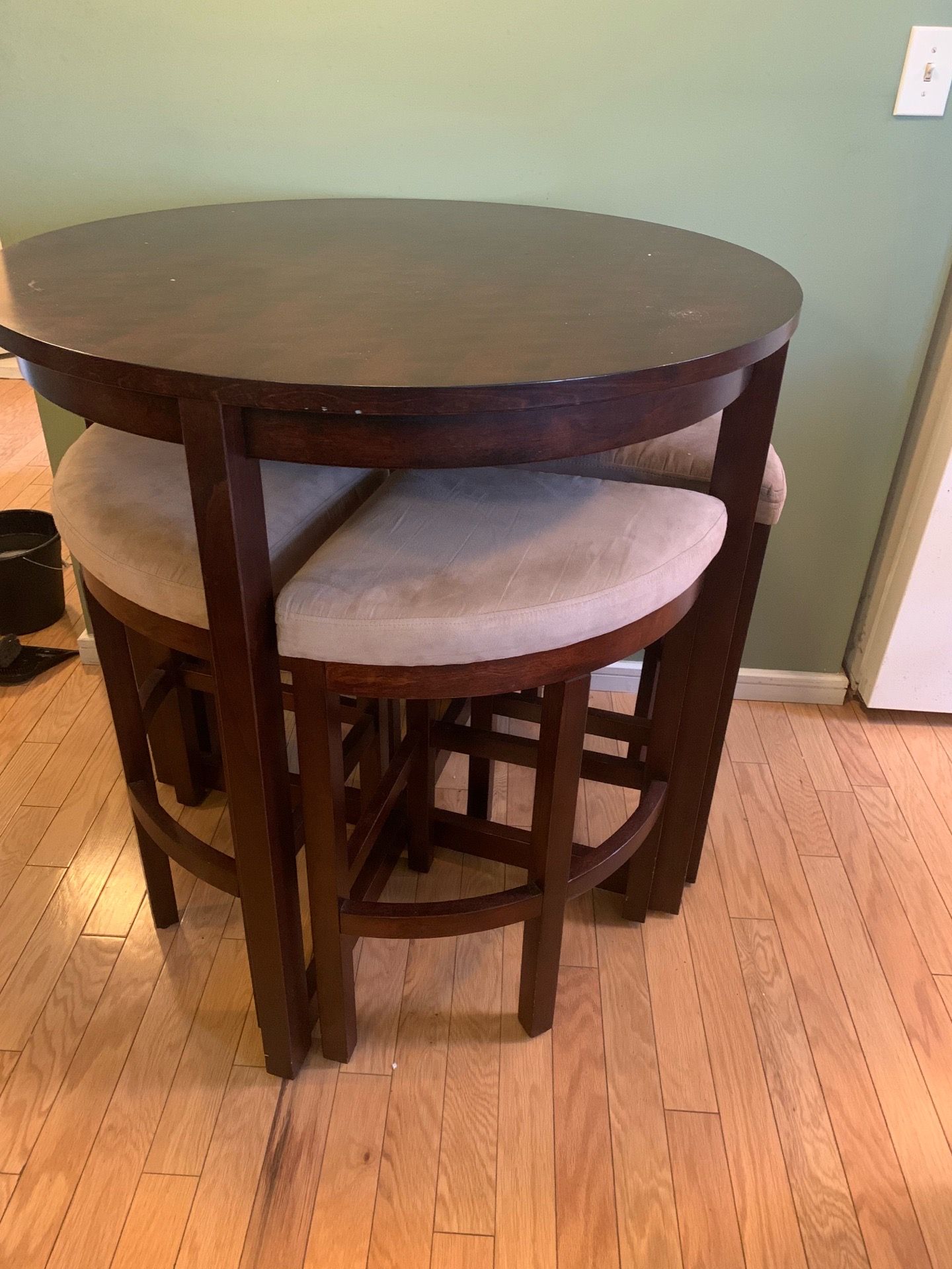 PRICE DRIP-MOVING SALE — EVERYTHING MUST GO! Kitchen table and chairs