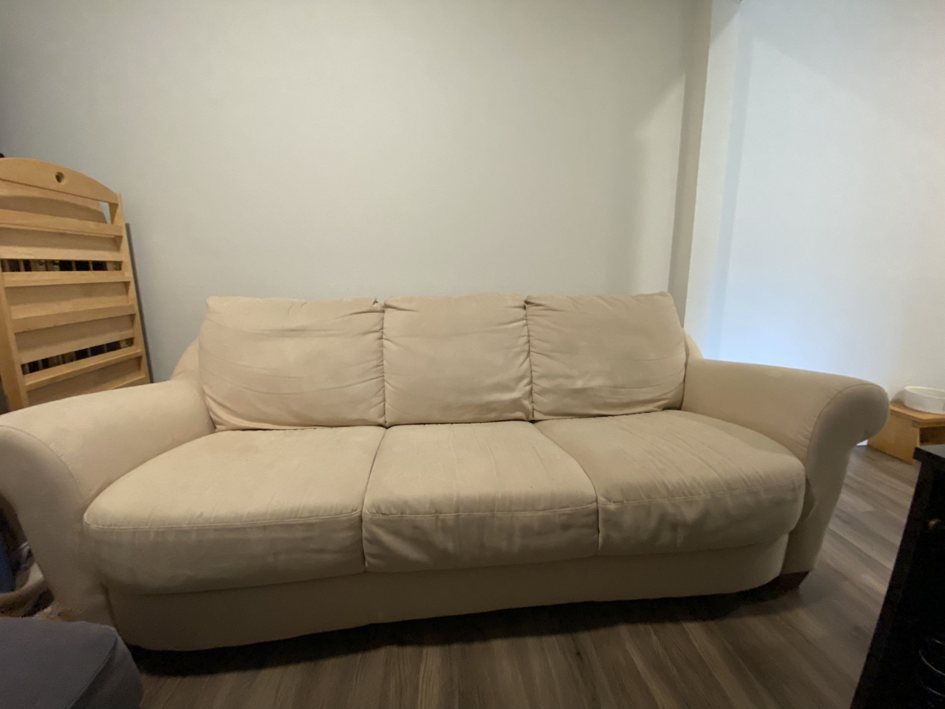 🛋️ Great Deal on a Quality Couch – Beige Microfiber 3-Seater!