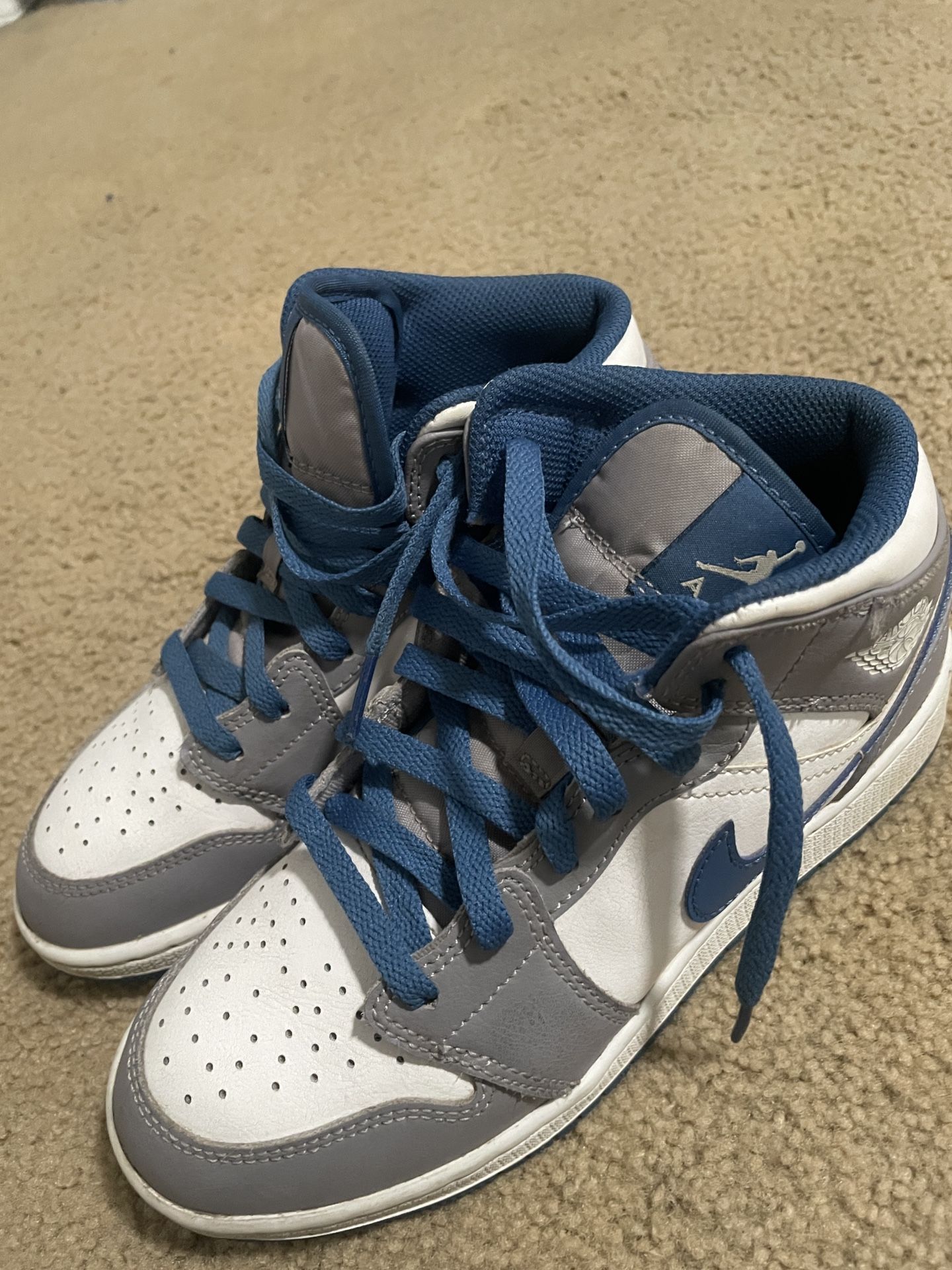 Youth Nike Air Jordan 1 Mid shoe in the "Cement Grey/White-True Blue" colorway