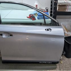 2018 Subaru Outback Front Right Door