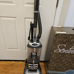 New Cond SHARK VACUUM WITH ATTACHMENT AMAZING POWER SUCTION WORKS EXCELLENT IN THE BOX 