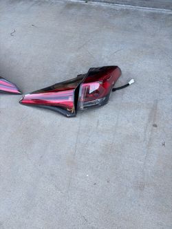 2016  / 2018 toy rav  4 tail lights