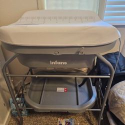 Baby Bathtube And Changing Table