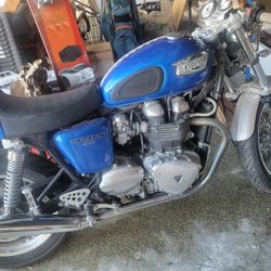 2005 Triumph Thruxton 900 – Clean Title – Recently Running