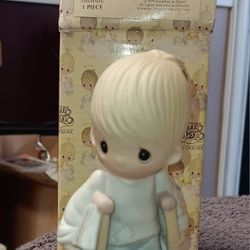 PRECIOUS MOMENTS "HE WATCHES OVER US ALL" E3105 -HOURGLASS MARK