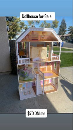 Dollhouse with accessories