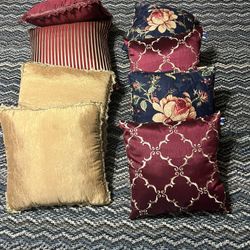 Eight Beautiful Sofá Pillows, Great Condition Free Smoke And Pets Home 
