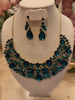 GREEN BIB NECKLACE SET