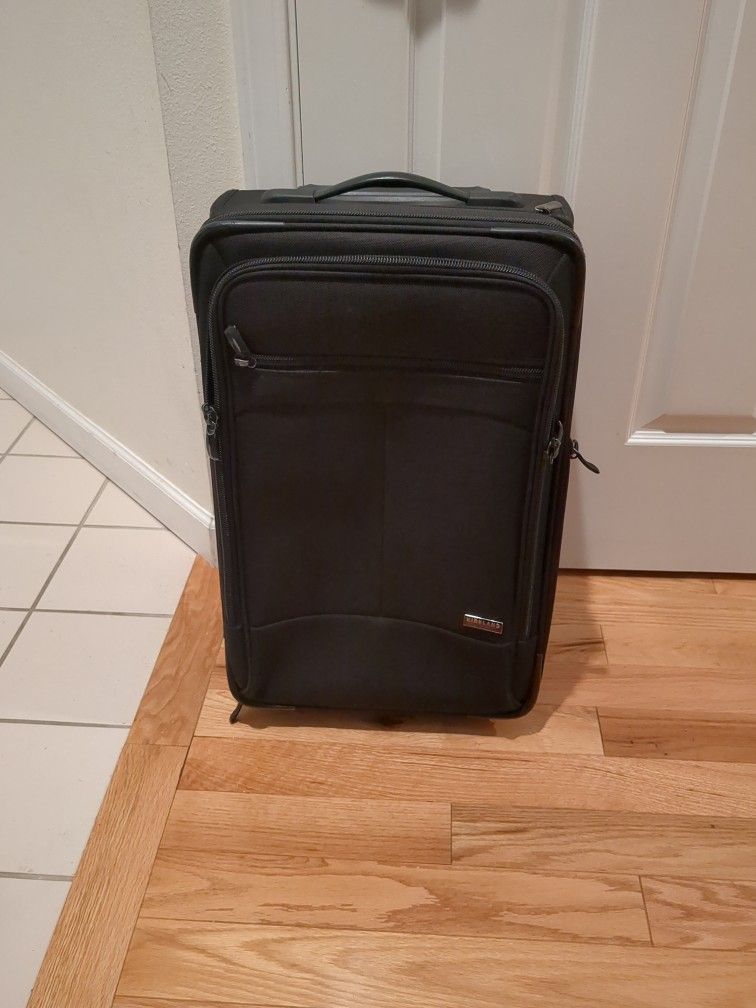 22" Kirkland Signature Carry On Luggage/Suitcase