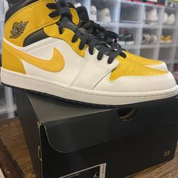 Air Jordan 1 Mids University Gold