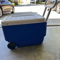 Small Igloo Wheelie Cool Cooler