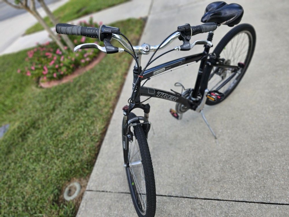Trek Navigator 3.0 – Excellent Condition – New Tires