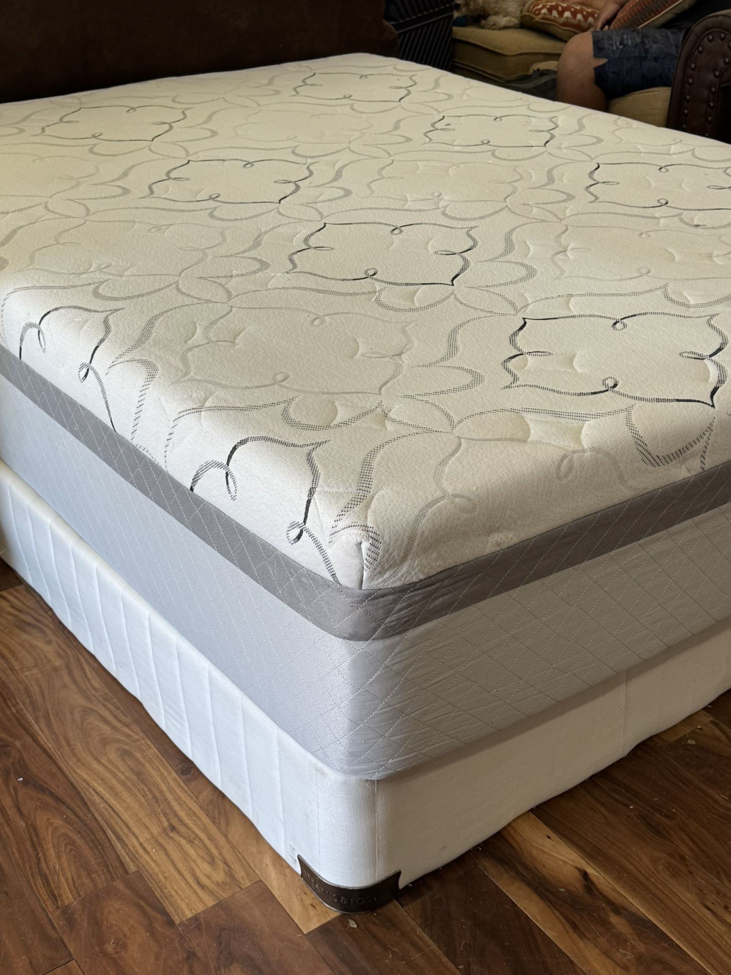 USED QUEEN SIZE MEMORY FOAM COOL GEL MATTRESS WITH BOX SPRINGS