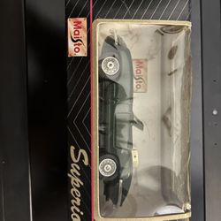 Maisto 1:18 scale diecast model of a 1961 Jaguar E-Type Cabriolet.