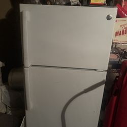 GE REFRIGERATOR 