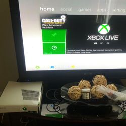 Selling Xbox 360 it’s has a few scratches but works perfectly fine disks has few scratches but they all work please I need the money