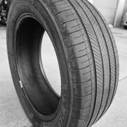 215/55/17 USED TIRE (MOBILE UNTIL 10PM)