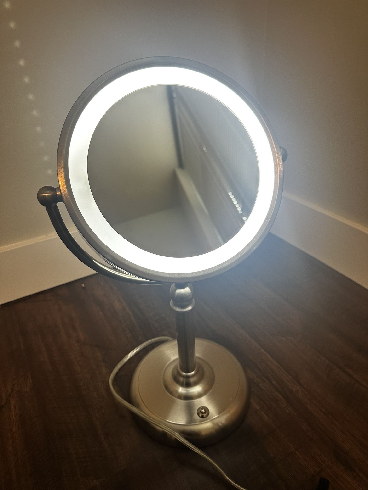 Make Up Mirror With Lighting + magnification