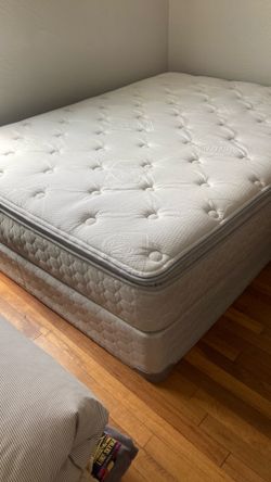 Queen size mattress and box springs