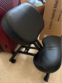 Like New Dragonn Ergonomic Black Kneeling Desk Chair