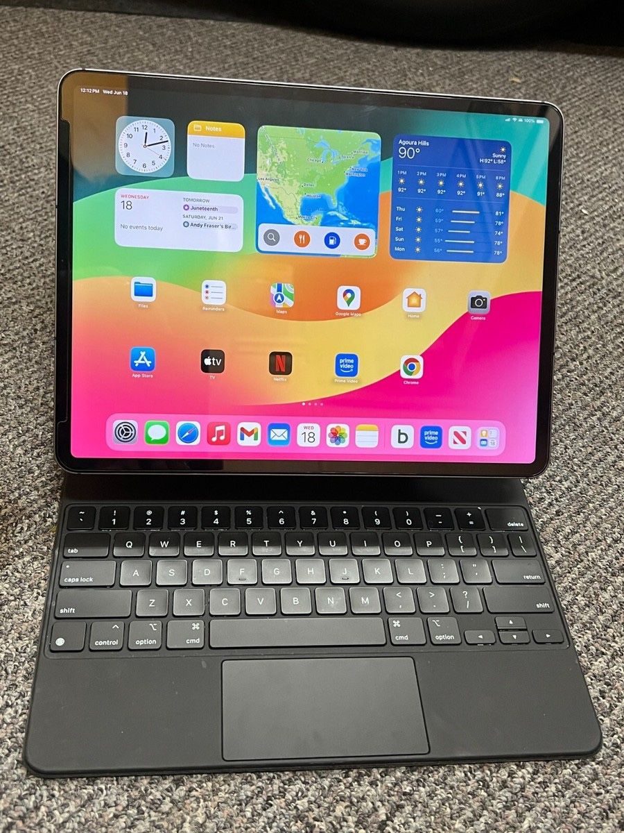 Apple iPad Pro 12.9 5th Gen 256GB Wi-Fi/5G With Magic Keyboard