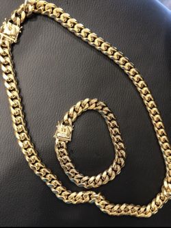New 14 k yellow gold Cuban chain necklace and bracelet set