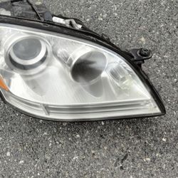 2006-2008 Mercedes ML Series Headlights With Lights Bulbs And Accessories OEM.