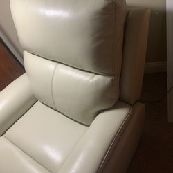 The Jackson Leather Recliner Like New $500.00  Pick up location : Powder springs Ga 30127 