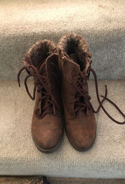 Hiking boots size 9 women’s brown new never worn