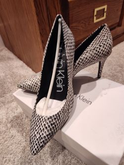 Brand New Curw Calvin Klein Gayle graphic snake Blk/white heels