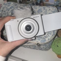 Sony ZV-1f !! + screen protector + portable battery charger + 2 extra batteries